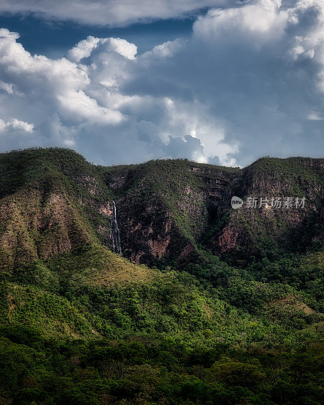 巴西上alto Chapada dos Veadeiros的São米格尔河谷的风暴前Paraíso de Goiás, Goiás。